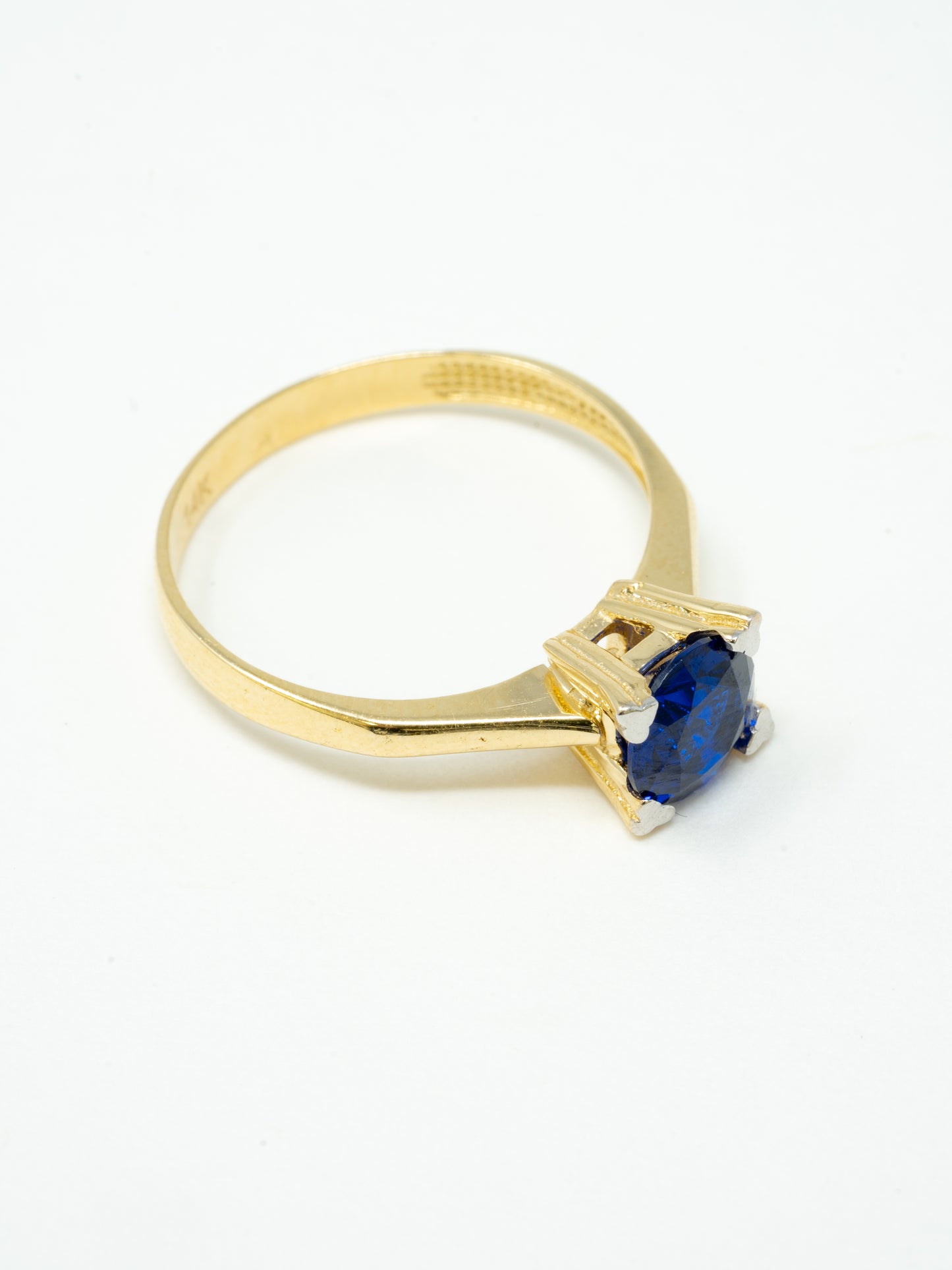 Lady's ring, solitaire blue stone