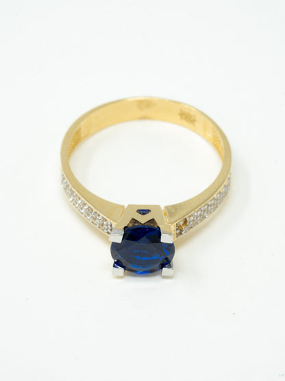 Lady's ring, solitaire blue stone