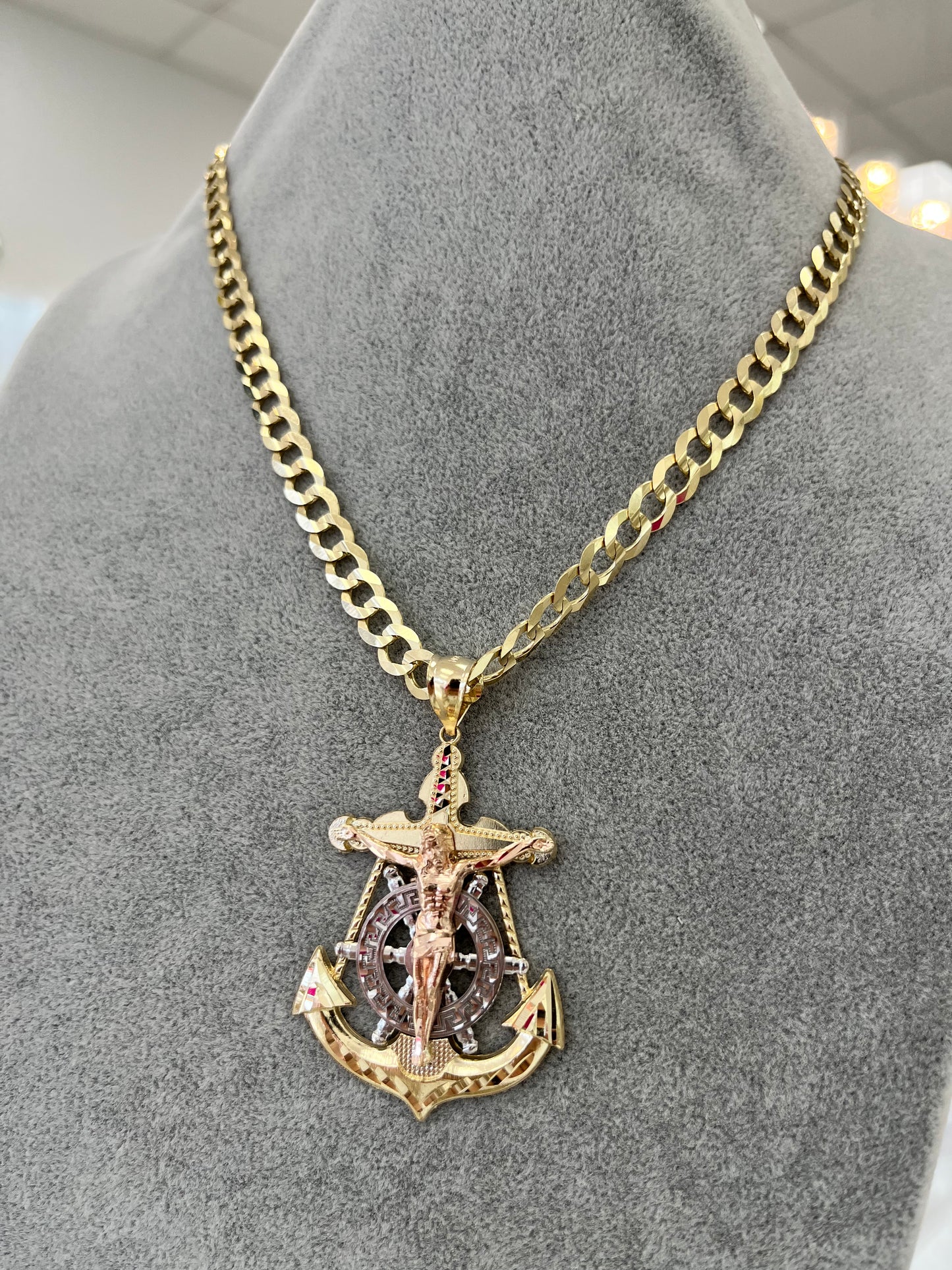 DIJE ANCLA CON JESUCRISTO ORO 14K