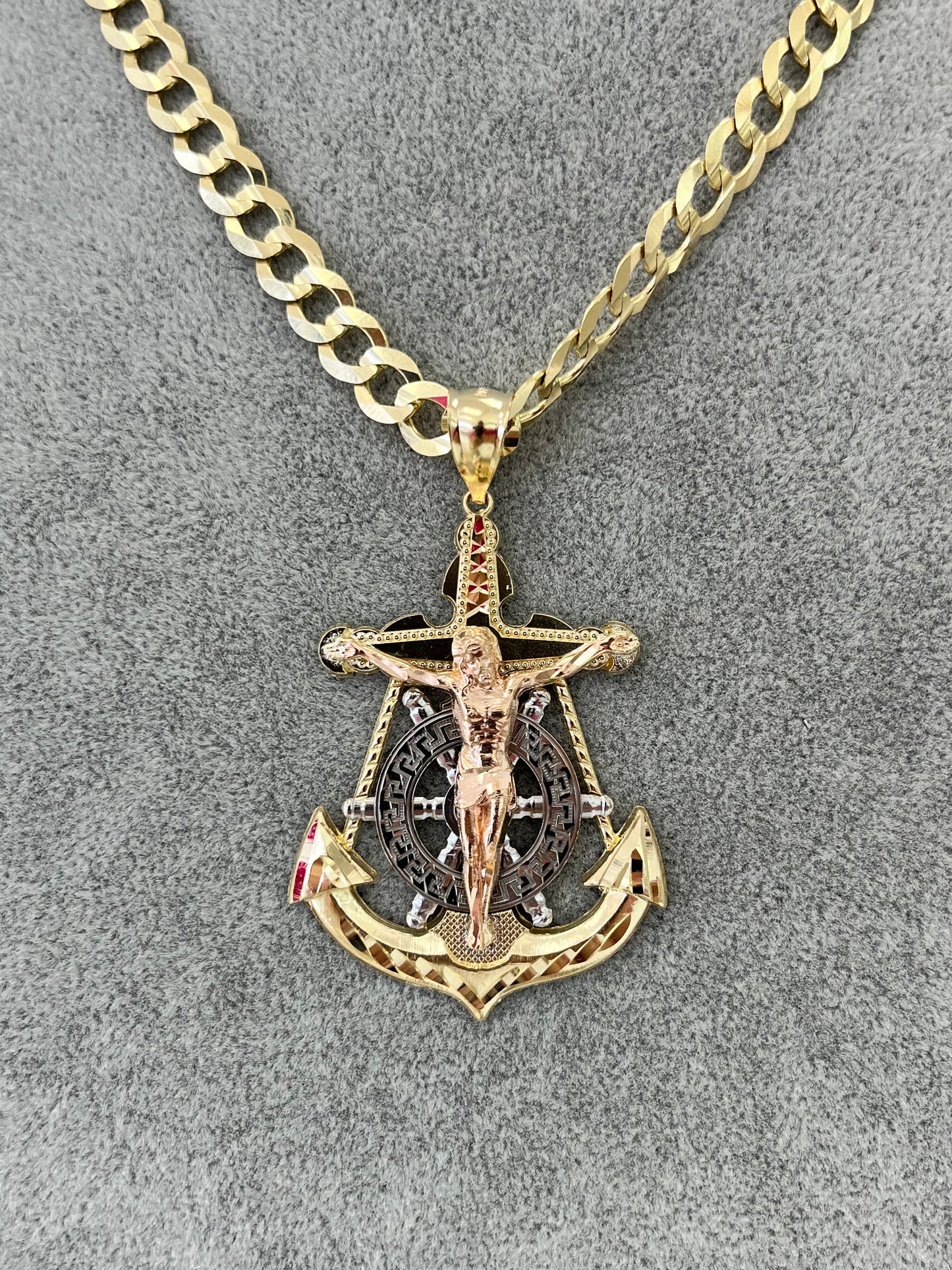 DIJE ANCLA CON JESUCRISTO ORO 14K